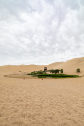 中国甘肃鸣沙山月牙泉景区