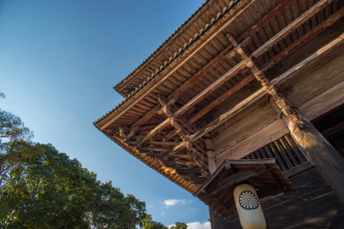 日本奈良东大寺木质山门斗拱及屋檐仰拍