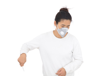 女患者戴着口罩手拿水银体温计准备测量