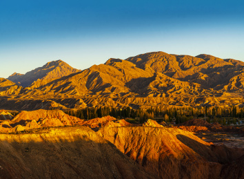 晨光中的甘肃张掖七彩丹霞地貌群