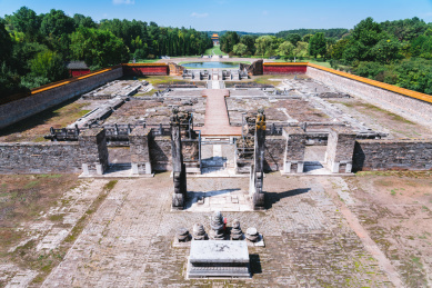 中国湖北省钟祥市俯拍明显陵的中轴线