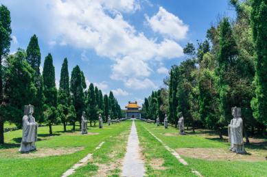 中国湖北省钟祥市明显陵碑亭旁的石像生