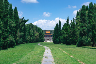 中国湖北省钟祥市明显陵弯曲的龙鳞神道