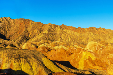 晨光中的甘肃张掖七彩丹霞地貌群