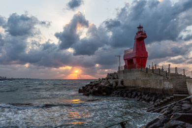 韩国济州岛日落时的红色木马灯塔