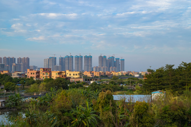 中国广州，城郊的宁静乡村与繁华高楼