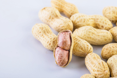 一颗剥开的花生放在完整的花生中