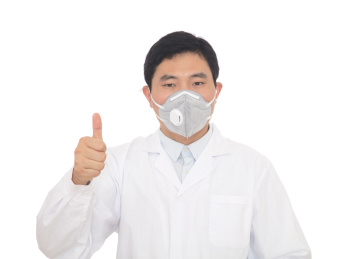 戴口罩的大夫竖起大拇指表示赞扬