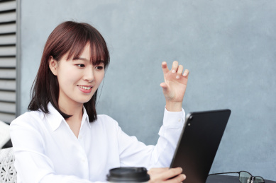 一名中国年轻女老师远珵在线教学