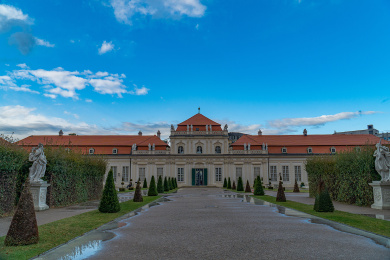 欧洲奥地利维也纳阳光下美景宫正面平视中景