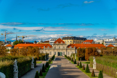 欧洲奥地利维也纳阳光下美景宫正面小全景