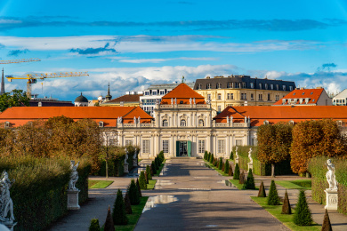 欧洲奥地利维也纳阳光下美景宫正面中景