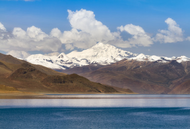 中国西藏羊卓雍错和宁金抗沙峰山水风光