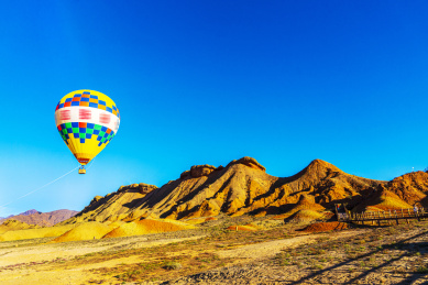 秋季蓝天下的的甘肃张掖七彩丹霞地貌群
