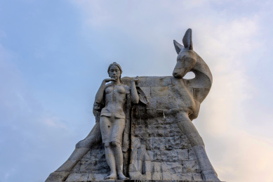 中国海南省三亚市鹿回头雕像