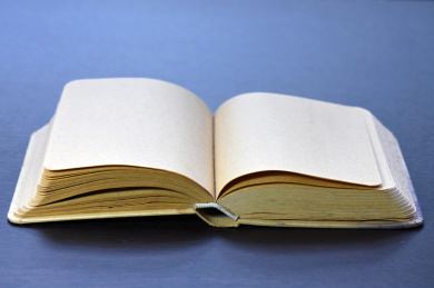 翻开的空白无字日记本