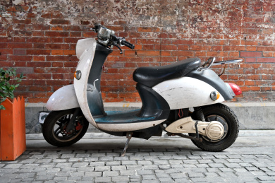 弄堂里停放的电动车