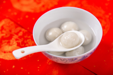 红色背景下的元宵