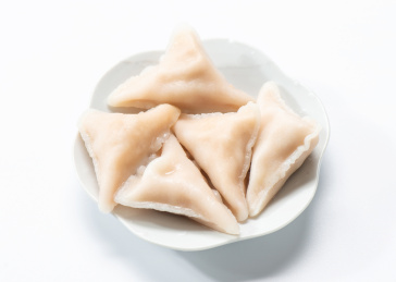 白色背景上摆放的三角肉燕