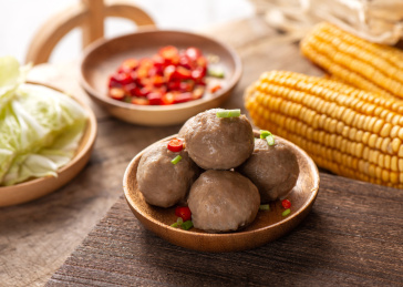 木纹被禁上摆放的手打牛肉丸