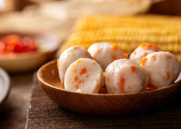 木纹背景上摆放的手打蟹味丸