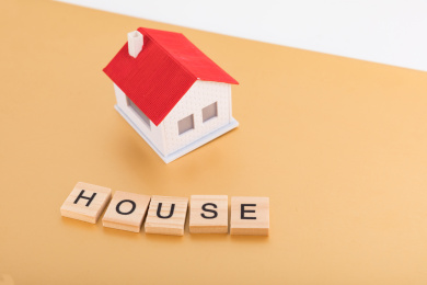 房子模型前面摆放house字母方块
