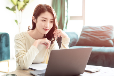 年轻女性居家办公/远程教育学习