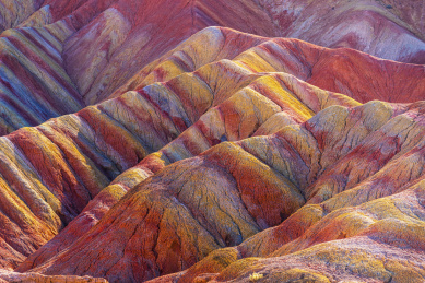 秋季蓝天下的甘肃张掖七彩丹霞地貌群纹路