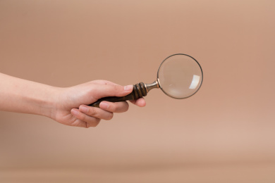 一只手拿着放大镜 手