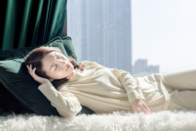 年轻女性躺着休息