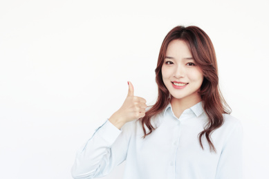 在白背景前做手势的商务女士