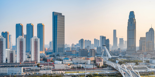 中国天津赤峰大桥和高铁黄昏城市风光全景