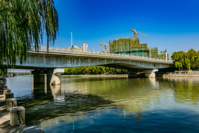 江苏省南京市秦淮河畔清凉门大桥建筑环境