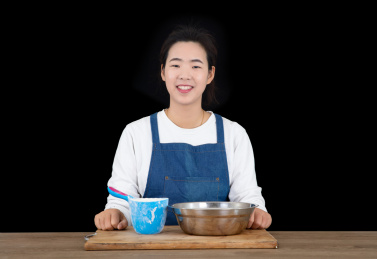 美女厨师即将准备制作美食