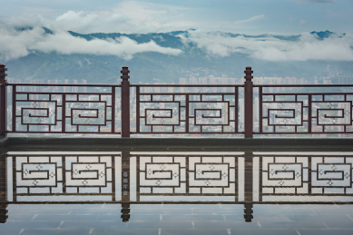 带回字纹的护栏及倒影和远处云雾缭绕的山峰