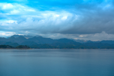 蓝天白云下的平静湖面