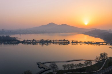 日出时的南京玄武湖与紫金山风光