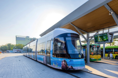 中国海南省三亚火车站站前轻轨站