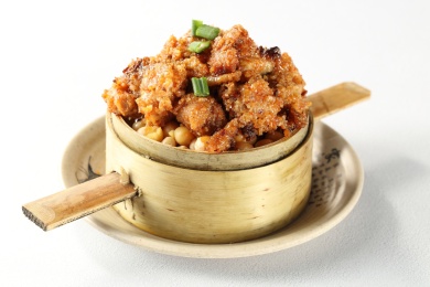 竹子蒸笼上的豌豆粉蒸排骨