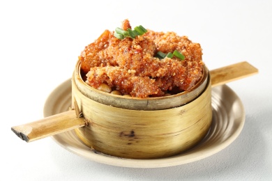 竹子蒸笼上的豌豆粉蒸排骨