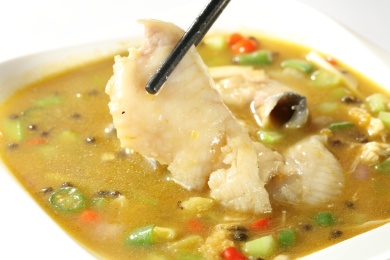 白方盆里的野山椒酸辣鱼