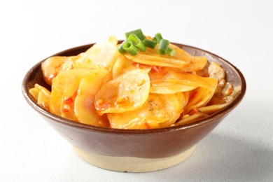 土陶碗里的泡椒土豆片