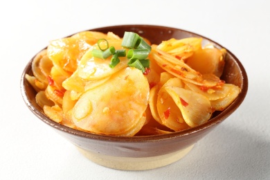土陶碗里的泡椒土豆片