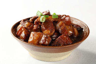 土陶碗里的土豆烧肉