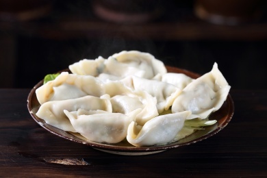 陶圆盘子里的汤锅重庆火锅配菜饺子