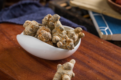 放在白瓷茶荷里的中国草药田七