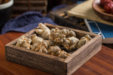 装在木盒的中国草药田七