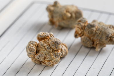 放在复古纸上的中国草药田七