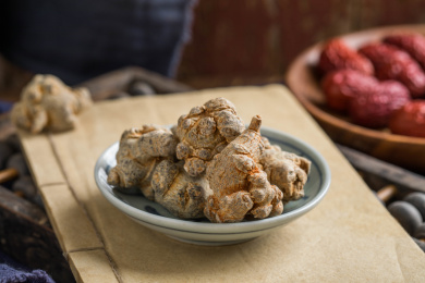 中国植物药材田七装着复古碟里