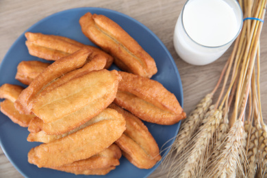 早餐油条和牛奶及一把麦穗